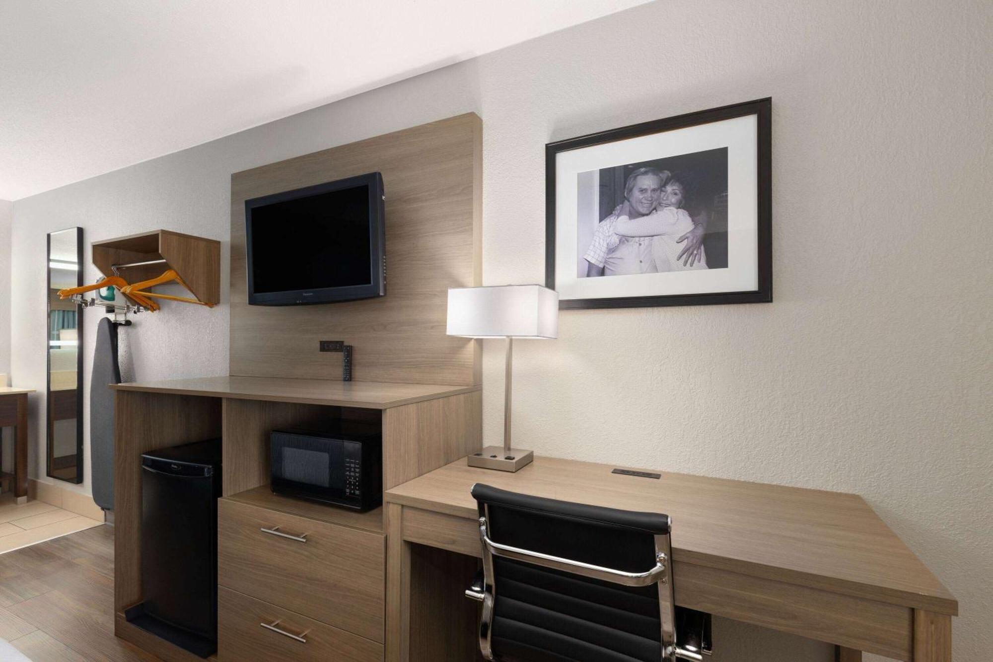 Baymont By Wyndham Nashville Airport Exterior foto
